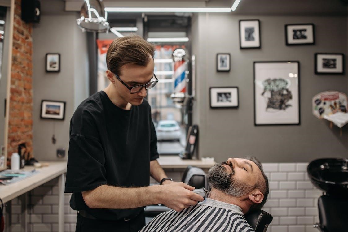 4 Advantages of Visiting a Barbershop for Trimming