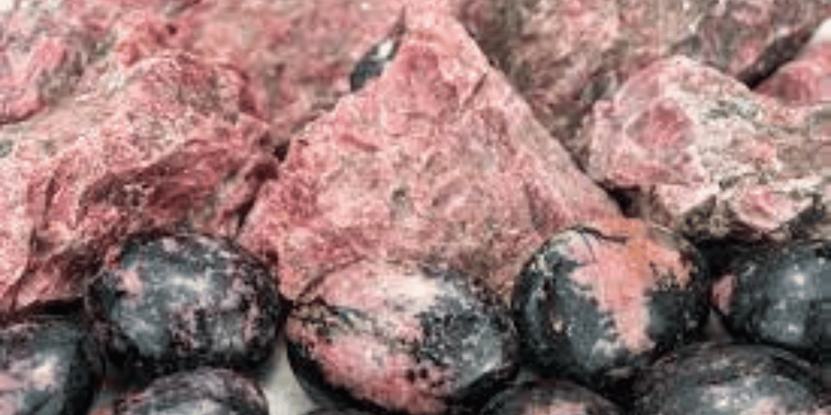 Rhodonite: Meaning, Properties and Powers