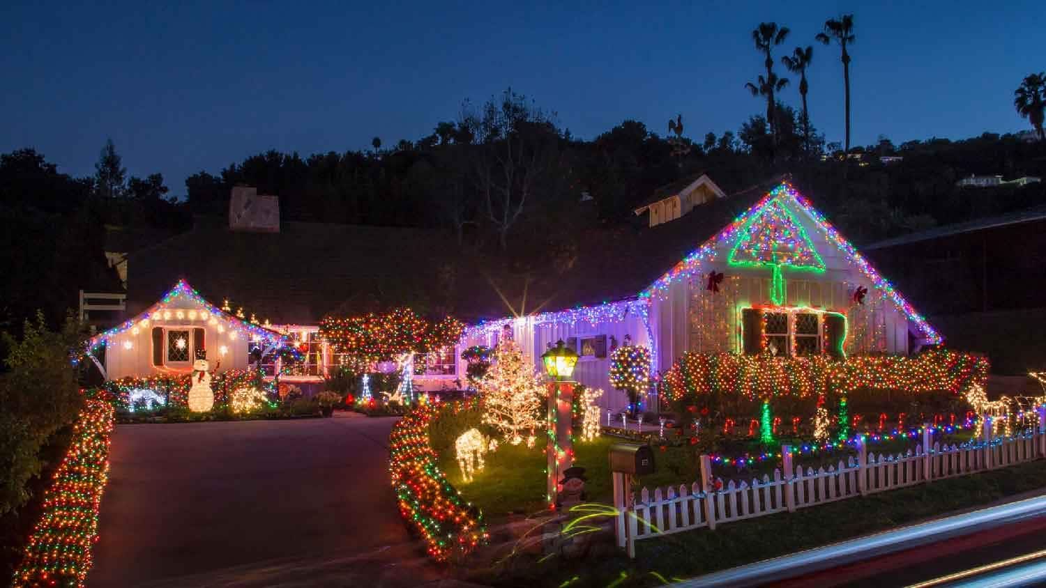 How to Hire a Holiday Lighting Installation Professional