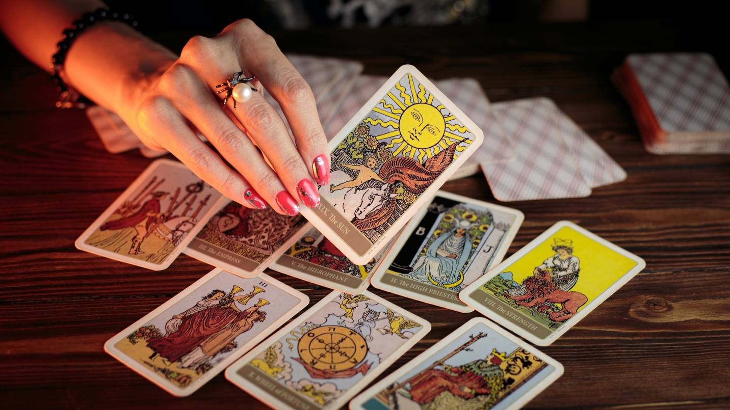 Explore Your Love Life: Gain Relationship Clarity with Love Tarot Reading