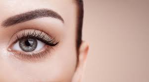 How to Achieve a Natural Look With False Lashes