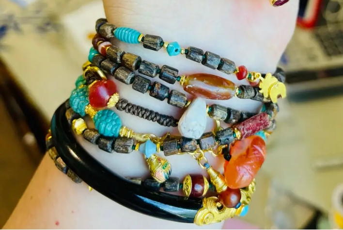 Tibetan Beads Bracelets: A Fashionable Expression of Tibetan Culture
