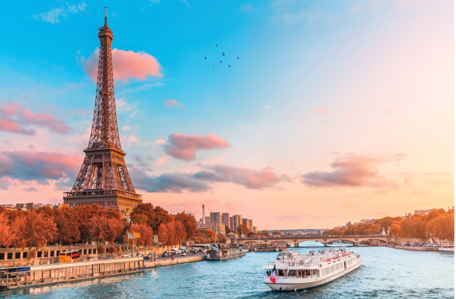 Seine River Cruise: Enjoying the Views of Paris (Booking & Tips)