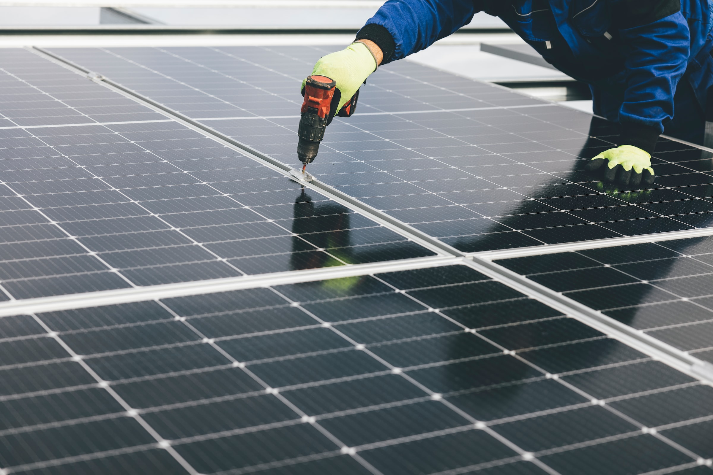 Maximizing Savings: Tips for Working with Solar Installers