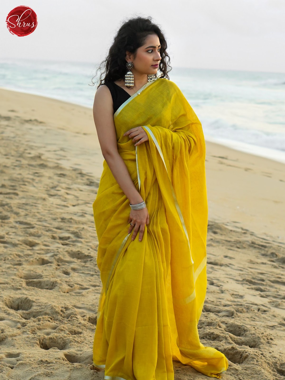 The Timeless Elegance of Linen Sarees: A Modern Woman's Essential